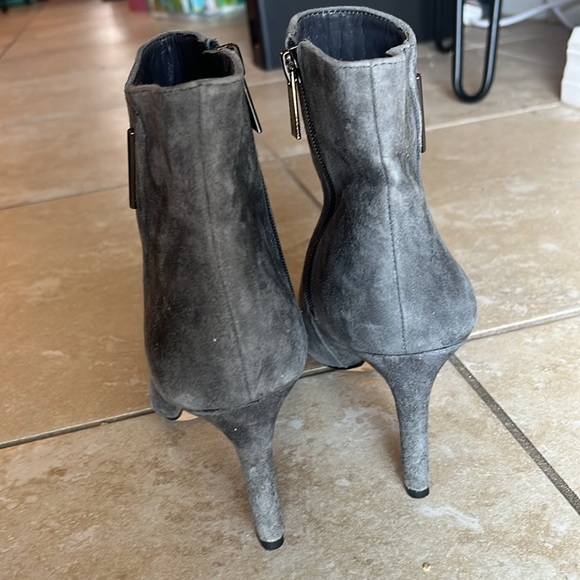⭐️ Bogo ⭐️ New Vince Camuto 6 (36) gray suet angle boots booties - Picture 5 of 12